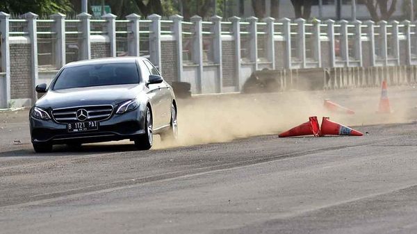 Mengintip Paspampres Berlatih dengan Mobil Kepresidenan