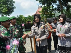 HUT Ke-72 TNI, Polisi Karanganyar Beri Ucapan Lewat Bunga