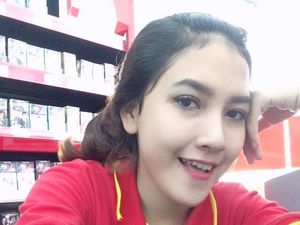 Dicibir Jadi Kasir Alfamart, Wanita Cantik Ini Tetap Bangga pada Profesinya