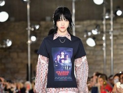 Louis Vuitton Desain T-shirt Stranger Things di Paris Fashion Week