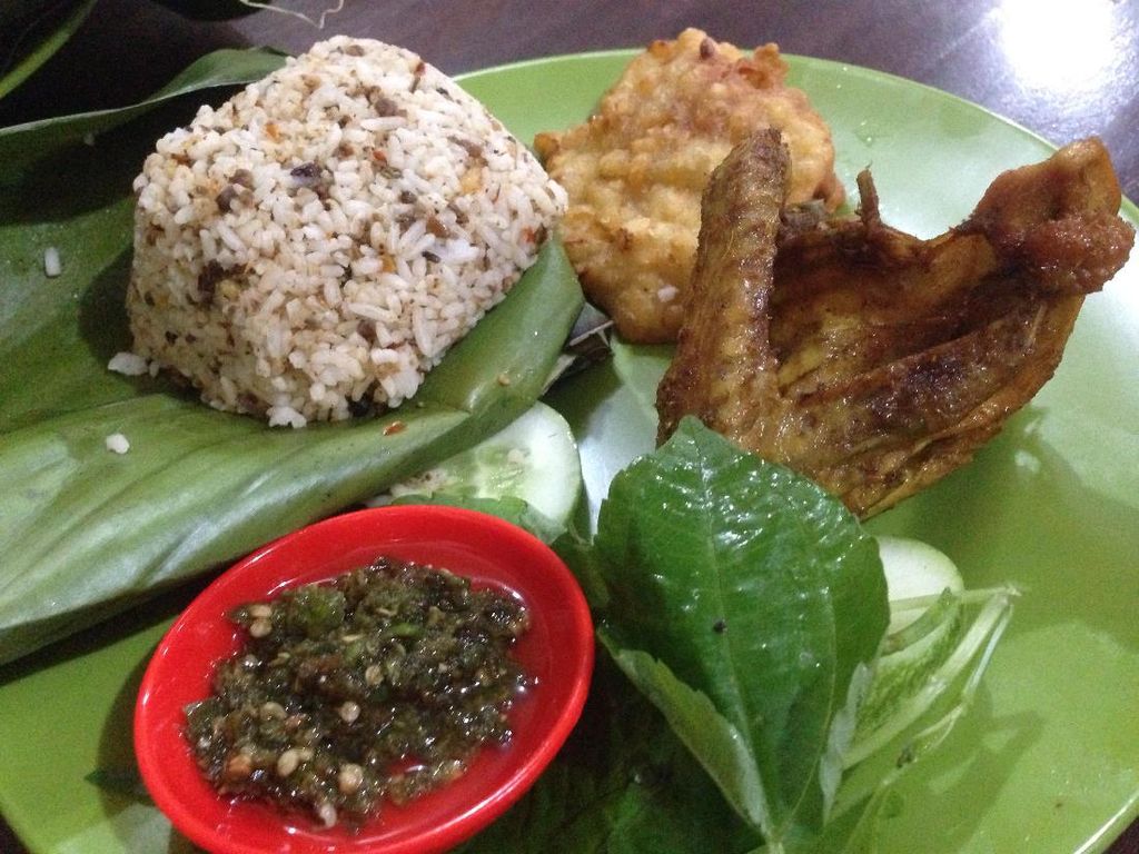 Nasi TO: Komplet! Nasi Tutug Oncom dengan Ayam Goreng Khas Sunda