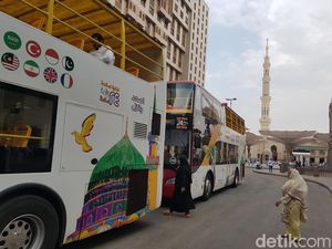 Ada Logo Bendera Indonesia di Bus City Tour Madinah