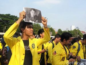 Demo Tuntut Pansus Angket Bubar, Mahasiswa UI Lempar Koin ke DPR