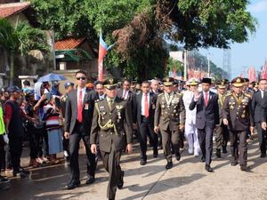 Foto: Momen Jokowi Jalan Kaki 2 Km Tembus Macet ke HUT TNI