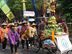 Begini Gaya Para Pedagang Saat Menggelar Kirab Pasar di Yogya