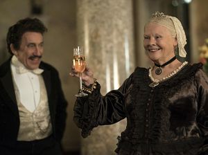 Victoria and Abdul Momen Kembalinya Judi Dench Perankan Ratu Victoria
