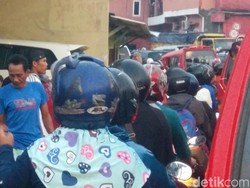 Jelang Perayaan HUT TNI Ke-72, Lalin Menuju Dermaga Merak Macet