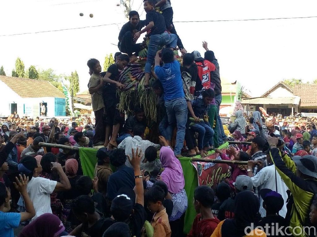 Seru! Ribuan Warga Berebut Gunungan di Makam Troloyo Seru! Ribuan Warga Berebut Gunungan di Makam Troloyo
