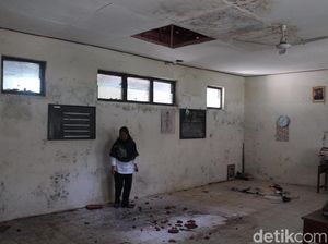 Ruang Kelas Rusak, Siswa SD di Kudus Belajar di Ruang Perpustakaan
