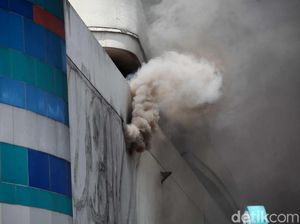 Penghuni Panik Saat Evakuasi Kebakaran di Cinere Bellevue