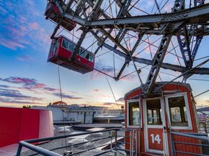 Makan Malam dari Ketinggian 64,75 M, Mau Coba?