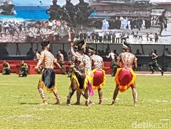 Tentara Berbaju Adat Papua di HUT ke-72 TNI di Jayapura