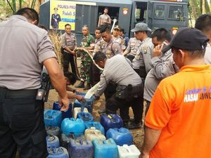 Water Canon Polisi Suplai Air ke Daerah Kekeringan di Probolinggo