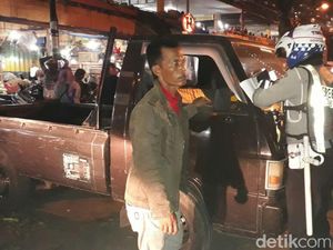 Petugas Gabungan Bersih-Bersih Kendaraan di Pasar Keputran