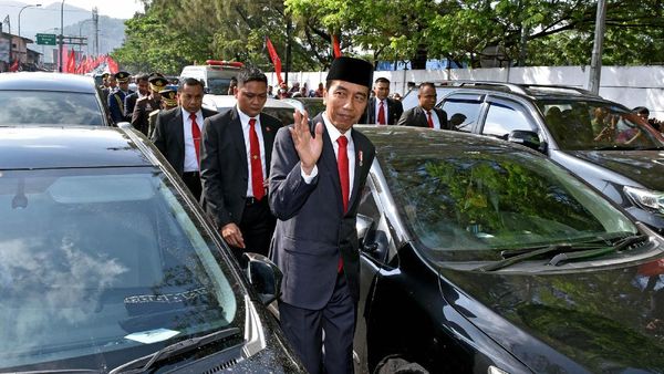 Sambutan Warga Saat Presiden Jokowi Jalan Kaki ke HUT TNI