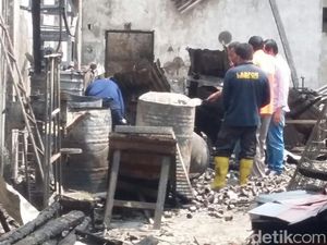 Polisi Selidiki Kebakaran Pabrik Keripik yang Tewaskan 5 Pekerja Polisi Selidiki Kebakaran Pabrik Keripik yang Tewaskan 5 Pekerja