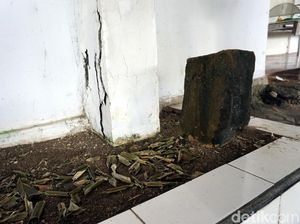 Foto: Batu Nisan di Pulau Bacan yang Tumbuh dari Dalam Tanah