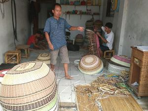 Harga Rotan Naik, Perajin Pilih Bahan Baku Sintetis