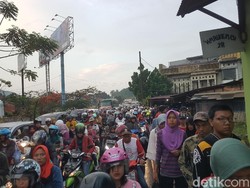 Antusias Nonton HUT TNI, Warga Padati Jalanan ke Pelabuhan Indah Kiat