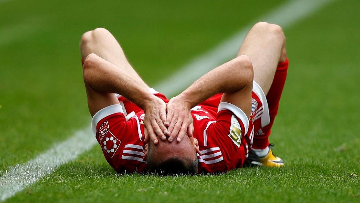 Franck Ribery tergeletak usai mengalami cedera di laga melawan Hertha Berlin. Foto: Axel Schmidt/Reuters