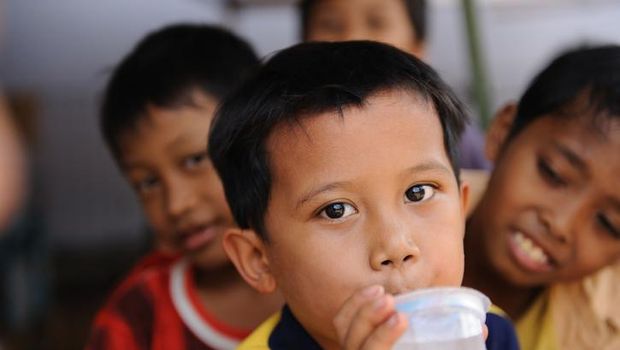 Ilustrasi anak minum air putih