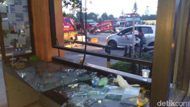 Mahasiswa Universitas Riau Saling Serang, Kaca Jendela Pecah