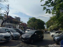 Warga Tegalsari Protes akibat Parkir di Jalan Cempaka Bikin Macet