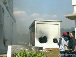 Hampir 12 Jam, Asap Masih Mengepul di Apartemen Cinere Bellevue