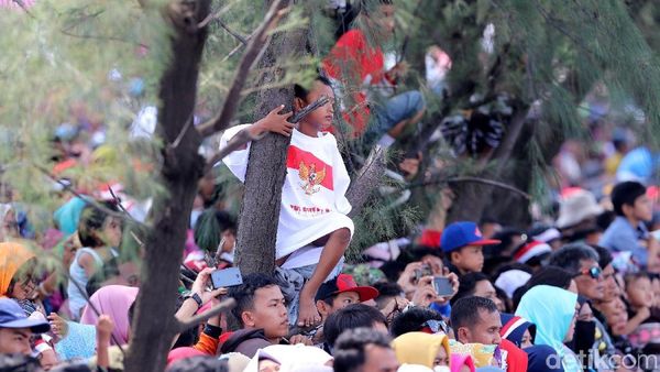 Naik Pohon, Warga Antusias Lihat Atraksi di HUT TNI