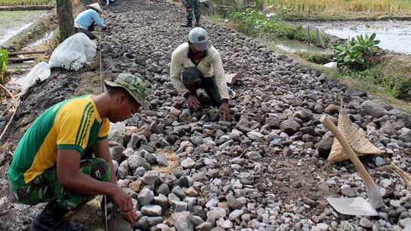 Kostrad Bangun Jalan Desa Demakan