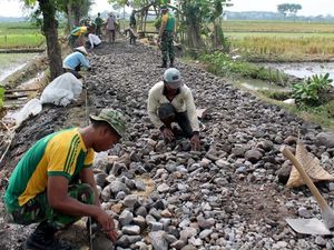 Kostrad Bangun Jalan Desa Demakan