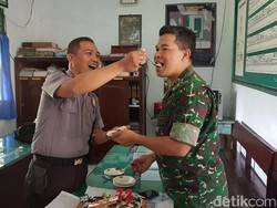 So Sweet! TNI di Banjarnegara dapat Surprise Kue Ultah dari Polisi