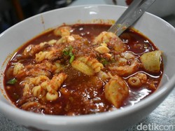 Hari Libur Enaknya Jajan Seblak Super Pedas di Sini