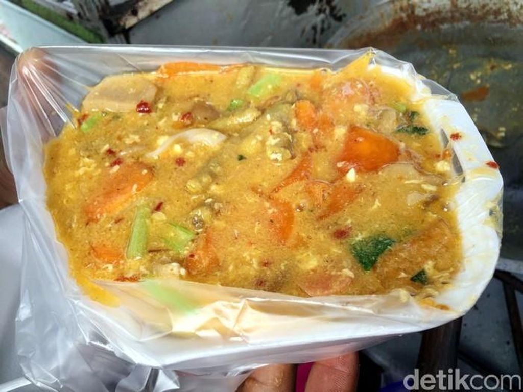 Huahh! Tersengat Pedasnya Seblak Kuah Khas Bandung dengan Isian Lengkap Huahh! Tersengat Pedasnya Seblak Kuah Khas Bandung dengan Isian Lengkap