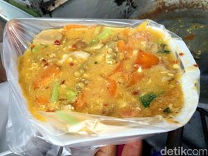 Huahh! Tersengat Pedasnya Seblak Kuah Khas Bandung dengan Isian Lengkap Huahh! Tersengat Pedasnya Seblak Kuah Khas Bandung dengan Isian Lengkap