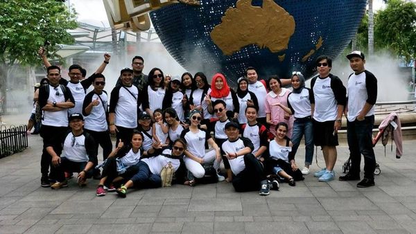 Gaya Liburan The Rojaks di Singapura, Senyum Semringah Andien