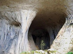 Surat Al Kahfi Ayat 18: Kondisi Pemuda Ashabul Kahfi di dalam Gua