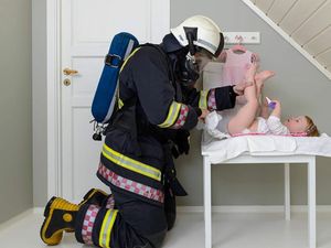 Foto: Aksi Lebay Para Ayah saat Mengganti Popok Anaknya