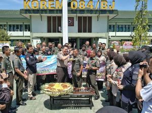 Cara Polisi Surabaya Merayakan HUT ke-72 TNI Cara Polisi Surabaya Merayakan HUT ke-72 TNI