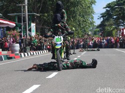 Tentara Dilindas Motor Saat HUT Ke-72 TNI di Banda Aceh