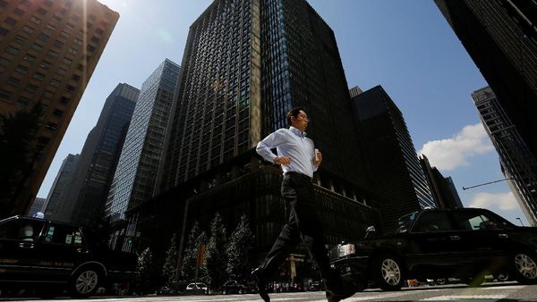 Layar Handphone dan Rutinitas Mengejar Waktu di Tokyo