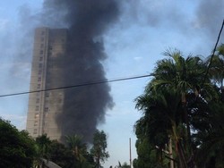 Ada Korsleting, Petugas Kesulitan Padamkan Api di Apartemen Bellevue