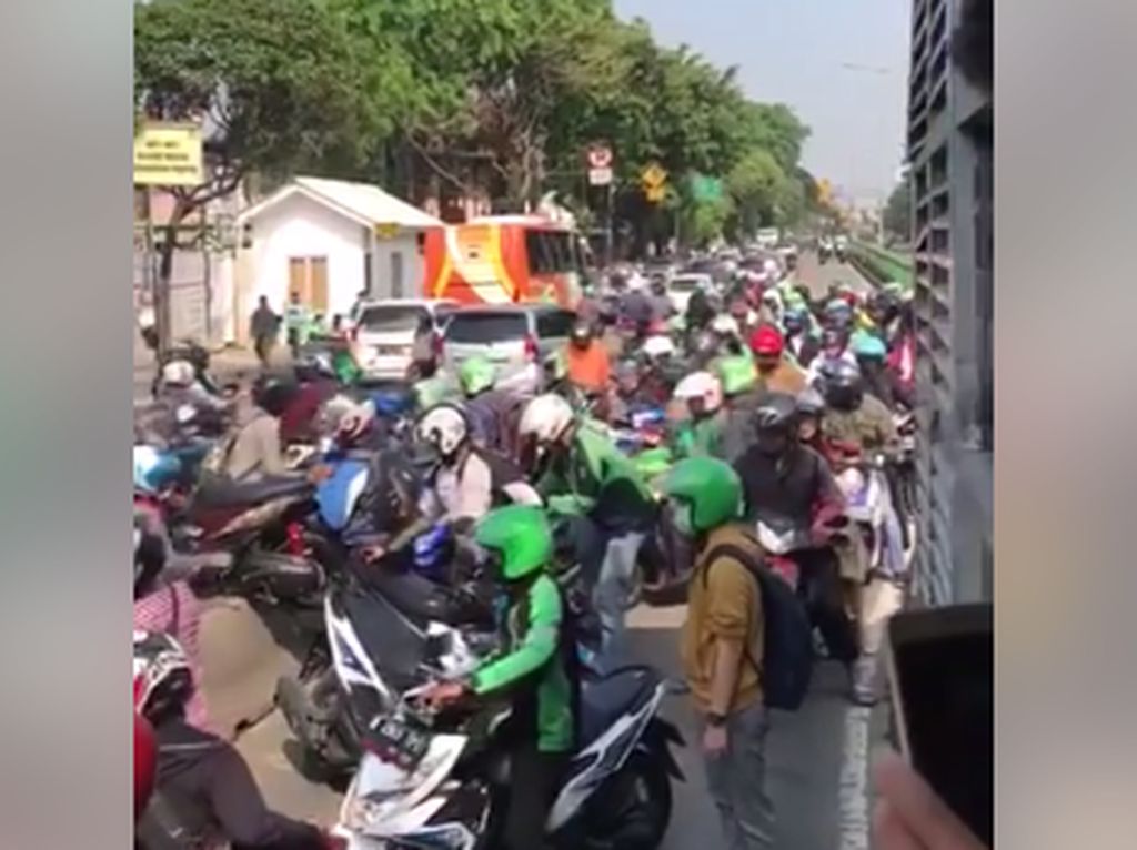 Gerombolan Pemotor Nakal, Gotong-Royong Demi Tak Ditilang Gerombolan Pemotor Nakal, Gotong-Royong Demi Tak Ditilang