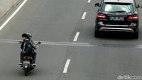 Pemotor yang Tak Kapok Lewat JLNT Kasablanka