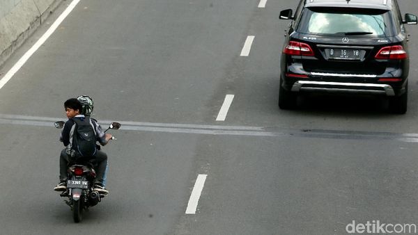Pemotor yang Tak Kapok Lewat JLNT Kasablanka