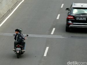 Pemotor yang Tak Kapok Lewat JLNT Kasablanka