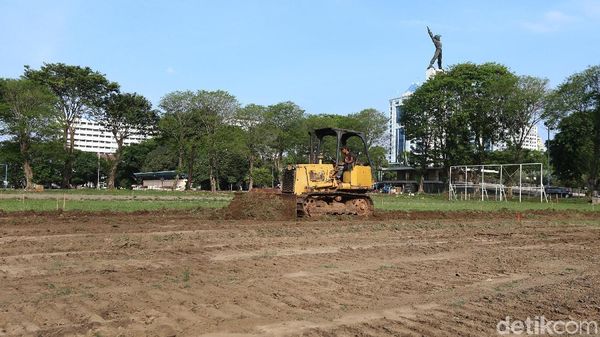Rumput Hijau Mulai Dikeruk untuk Revitalisasi Lapangan Banteng