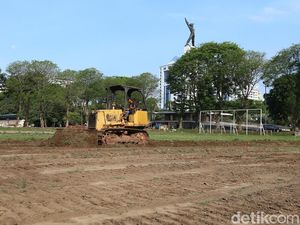 Rumput Hijau Mulai Dikeruk untuk Revitalisasi Lapangan Banteng