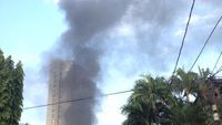 Penampakan Kepulan Asap di Kebakaran Apartemen Cinere Bellevue