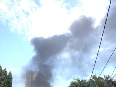 Penampakan Kepulan Asap di Kebakaran Apartemen Cinere Bellevue